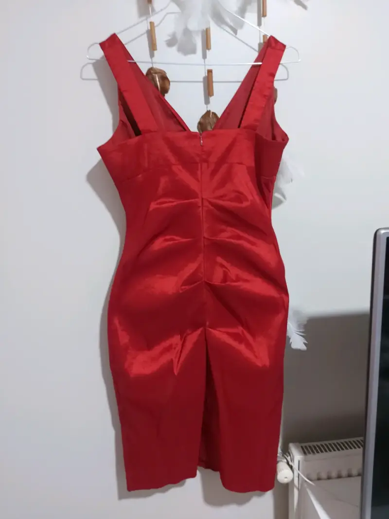Vestido rojo elegante con encaje negro - 2