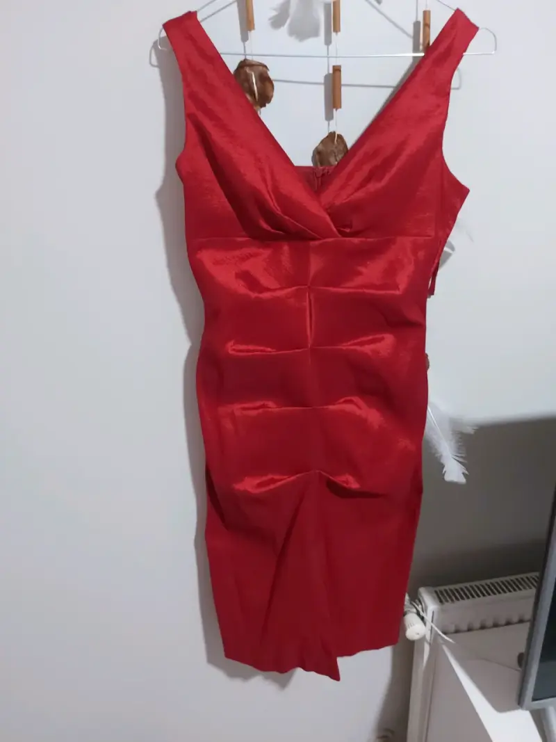 Vestido rojo elegante con encaje negro - 3