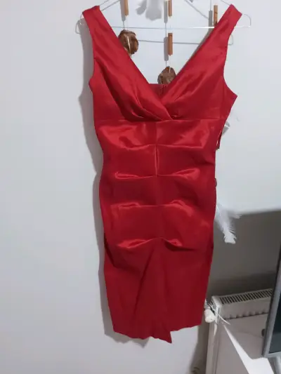 Vestido rojo elegante con encaje negro - miniatura 3