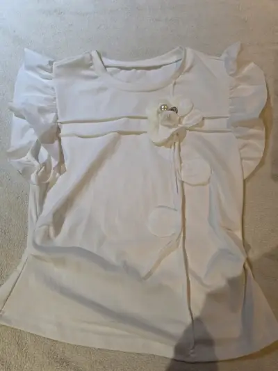 Blusa blanca con volantes y detalle floral - miniatura 1