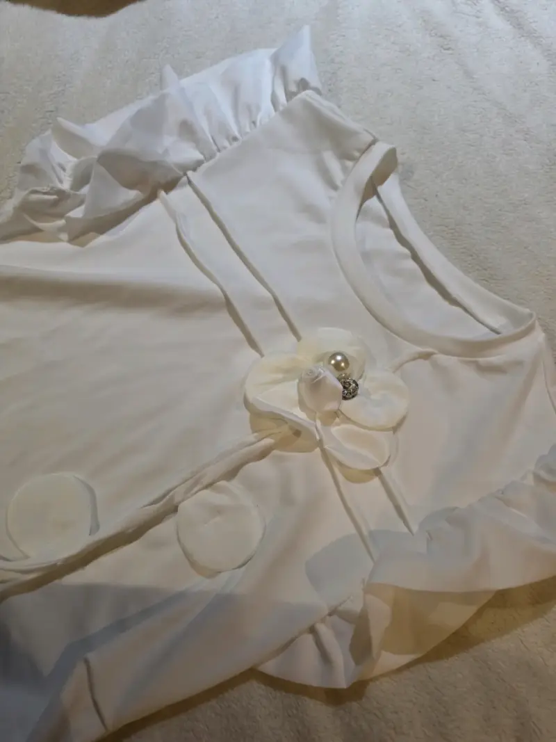 Blusa blanca con volantes y detalle floral - 2