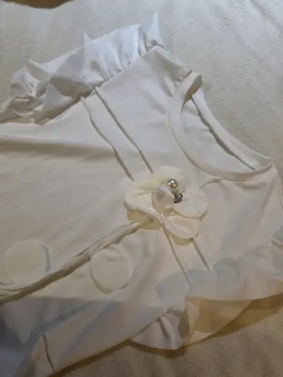 Blusa blanca con volantes y detalle floral - miniatura 2