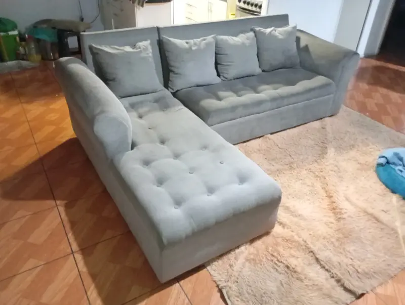 Sofá seccional gris con chaise longue - 1