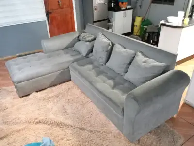 Sofá seccional gris con chaise longue - miniatura 2