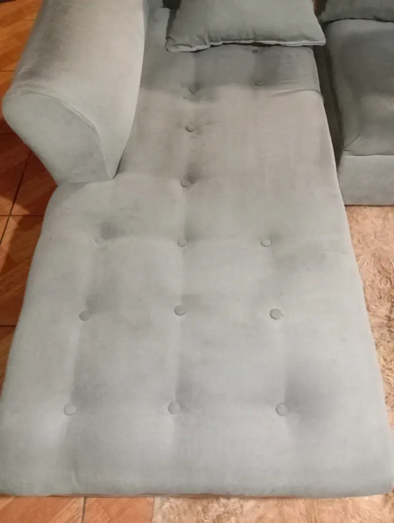 Sofá seccional gris con chaise longue - 4