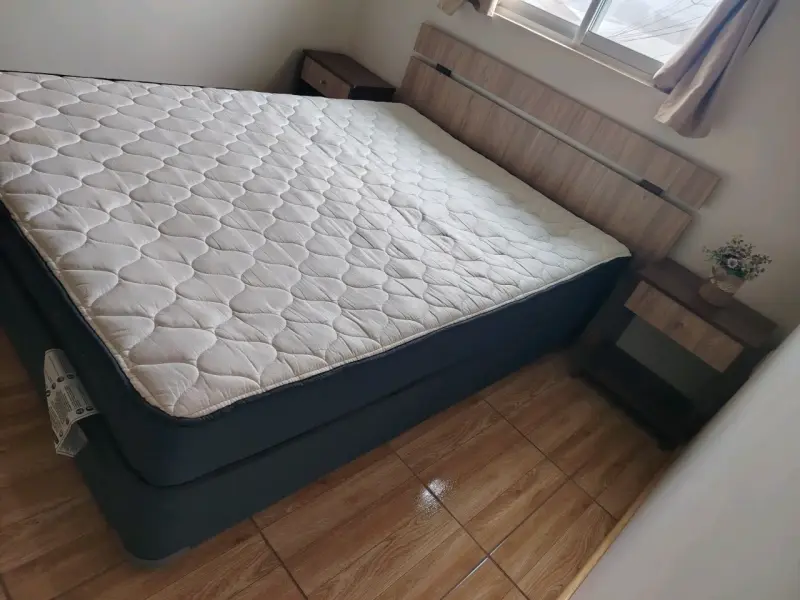 Cama matrimonial con colchón y respaldo de madera - 1
