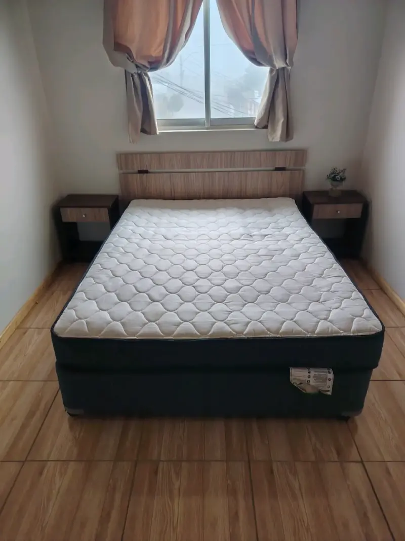 Cama matrimonial con colchón y respaldo de madera - 2