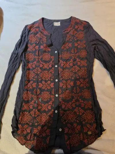Blusa ligera bordada negra y roja marca umbralle - miniatura 1