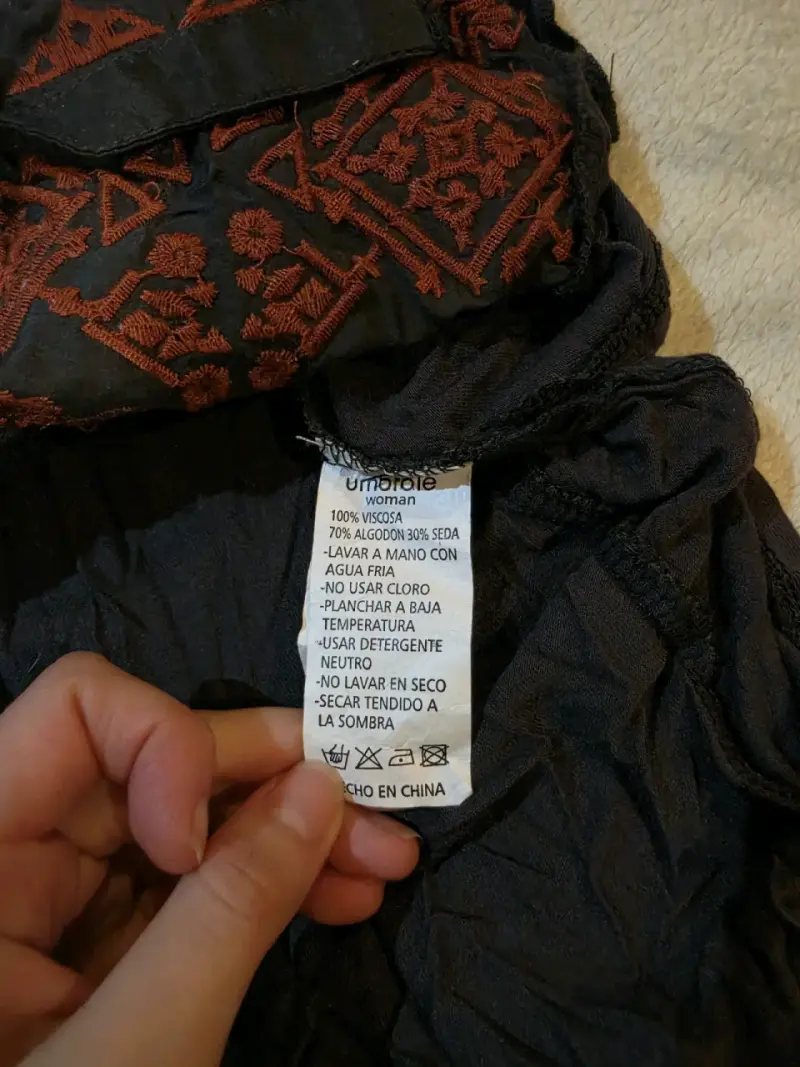 Blusa ligera bordada negra y roja marca umbralle - 2