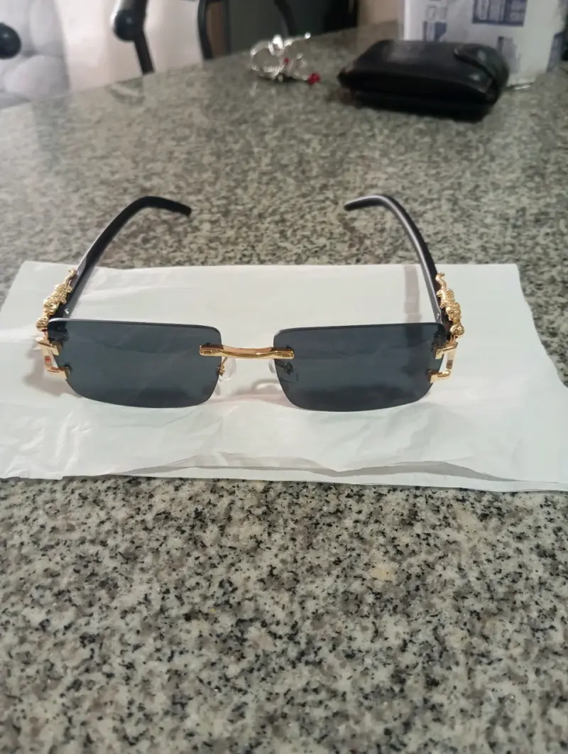 Gafas de sol con detalles dorados elegantes - 1
