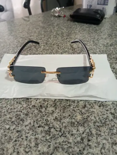 Gafas de sol con detalles dorados elegantes - miniatura 1