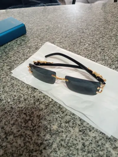 Gafas de sol con detalles dorados elegantes - miniatura 2