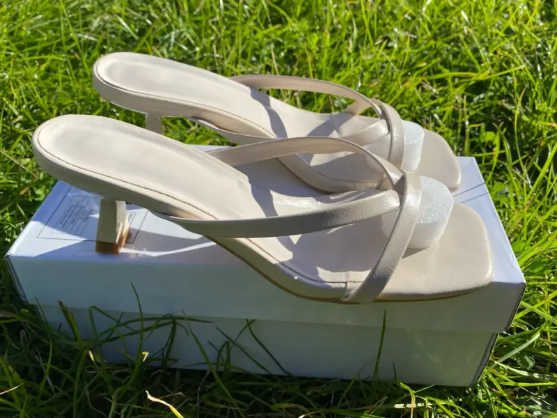 Sandalias de tacón beige elegantes - 1