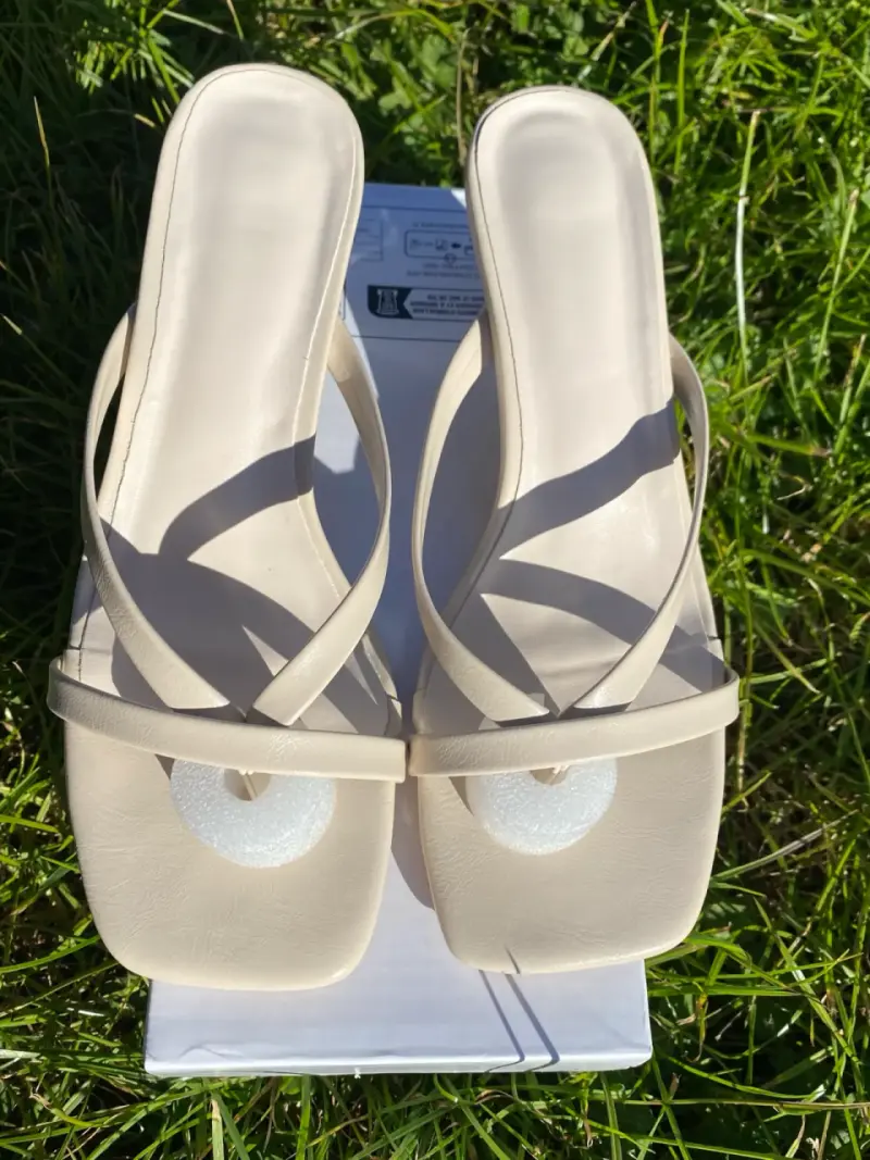 Sandalias de tacón beige elegantes - 2