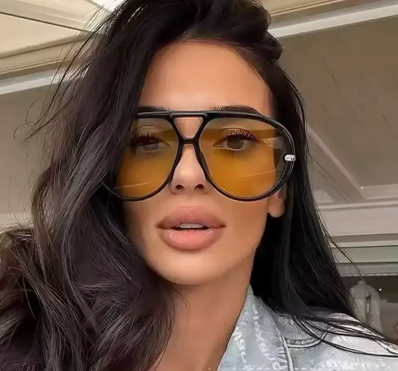 Gafas de sol estilo aviador con lentes amarillas