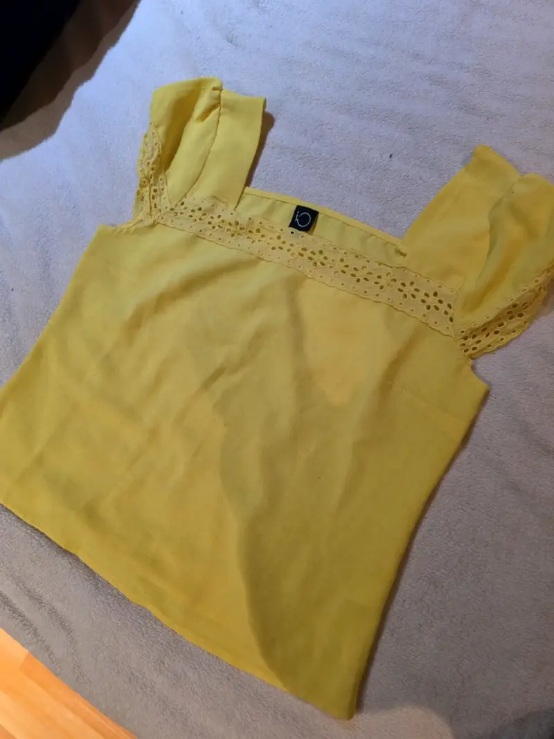 Blusa amarilla marca iO con encaje para mujer