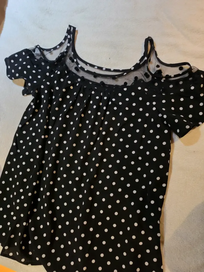 Blusa negra con lunares blancos - 1