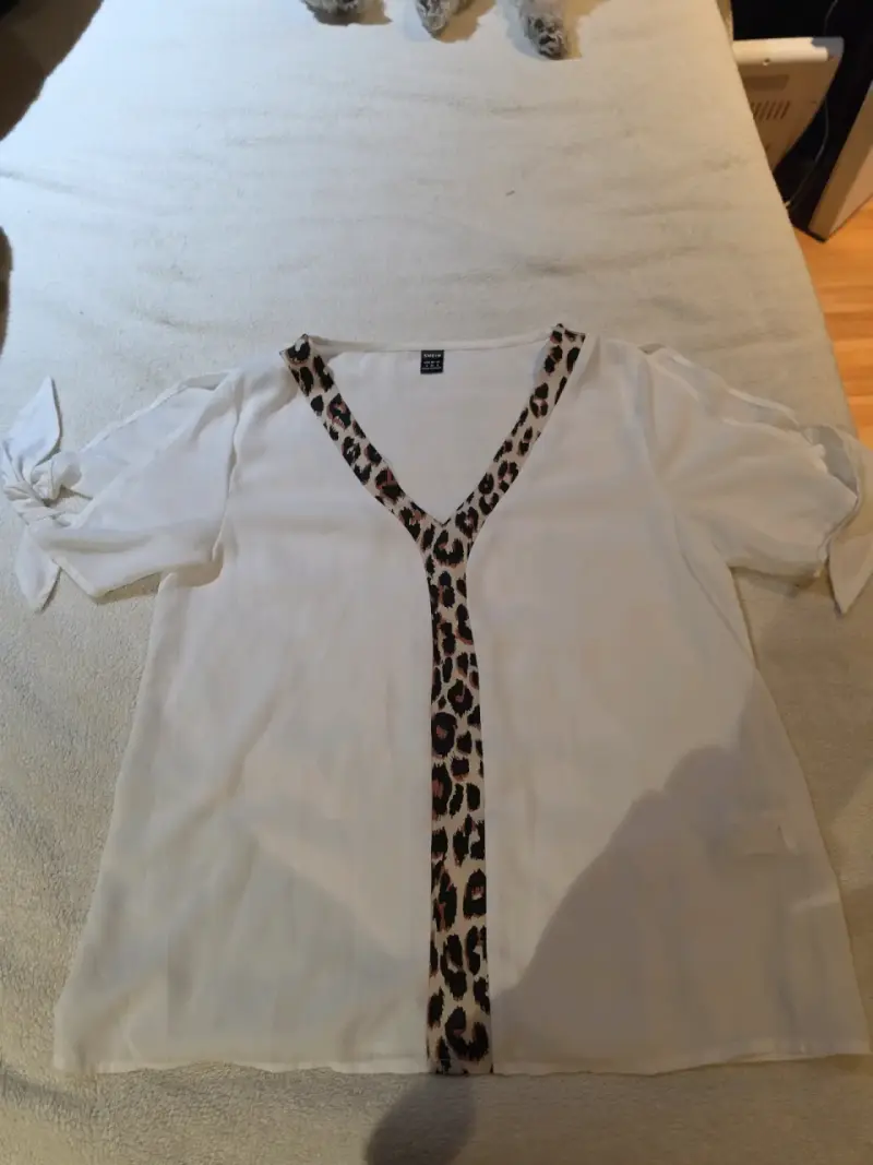 Blusa femenina blanca con leopardo y lazos mangas - 1