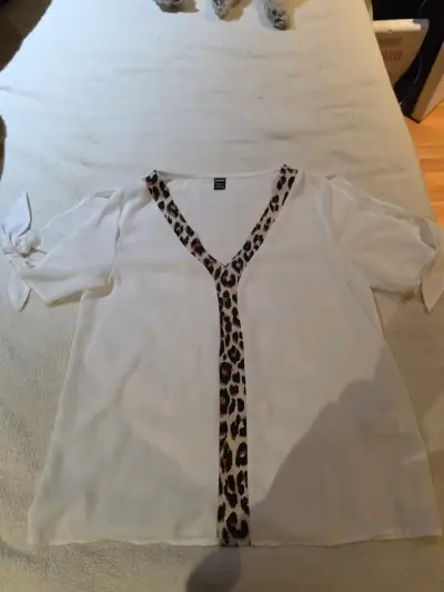 Blusa femenina blanca con leopardo y lazos  mangas - miniatura 1