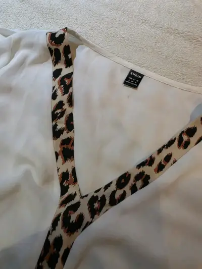 Blusa femenina blanca con leopardo y lazos  mangas - miniatura 2