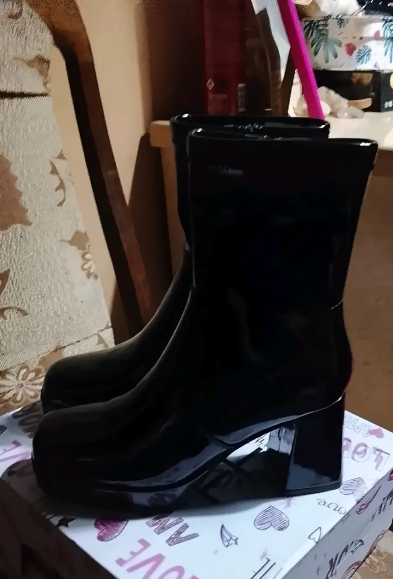 Botines de charol negro con tacón grueso - 1