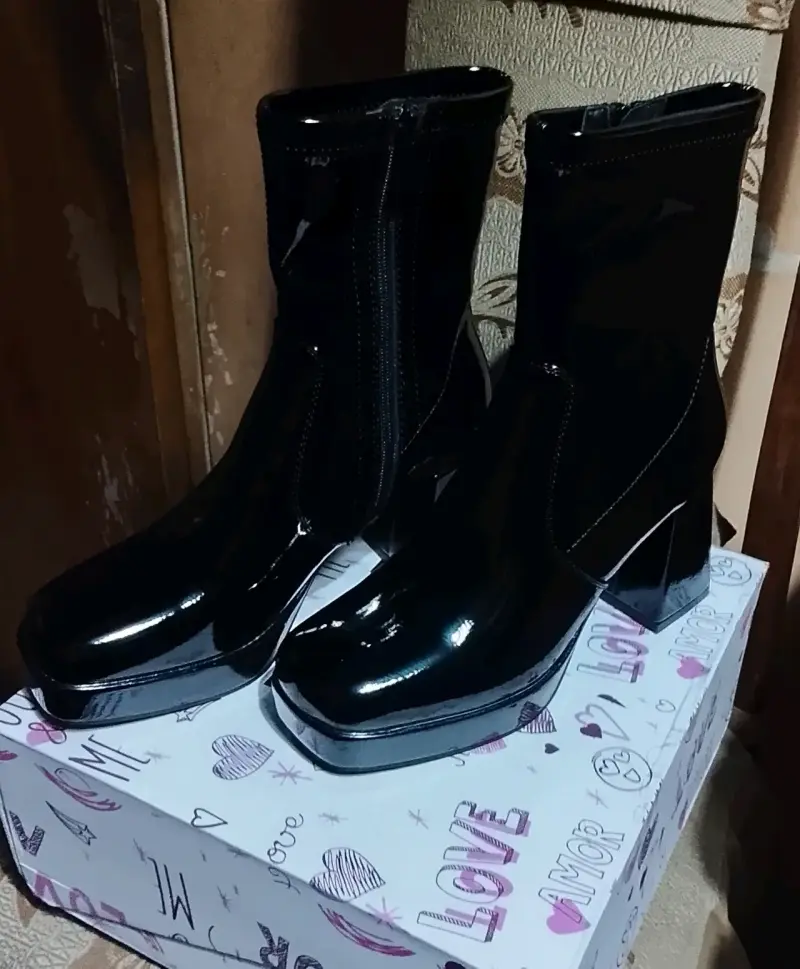 Botines de charol negro con tacón grueso - 3
