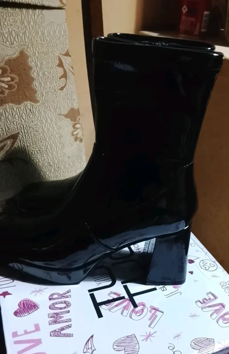 Botines de charol negro con tacón grueso - 4