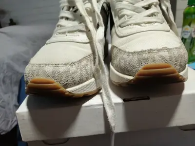 Zapatillas deportivas blancas con detalles beige - miniatura 1
