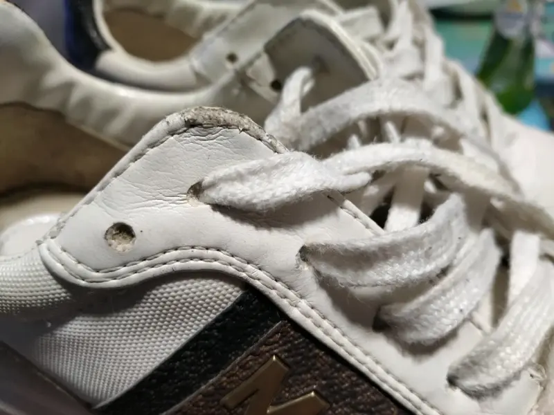 Zapatillas deportivas blancas con detalles beige - 2