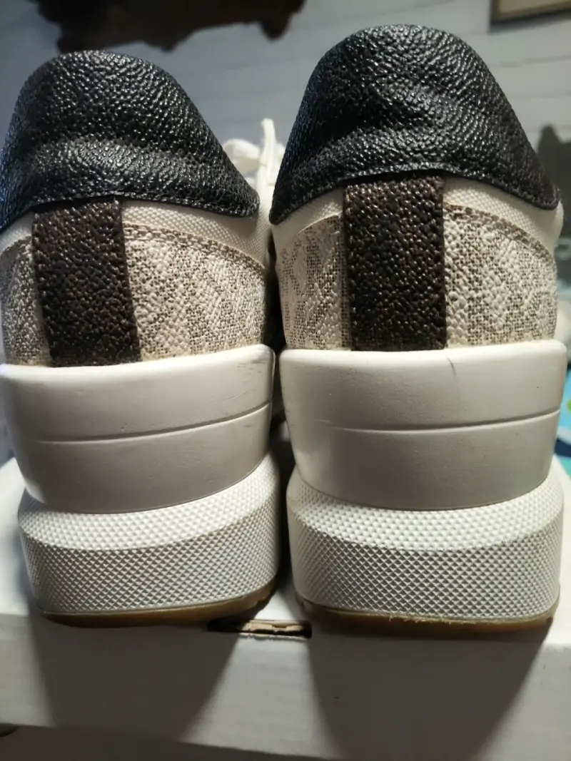 Zapatillas deportivas blancas con detalles beige - 5