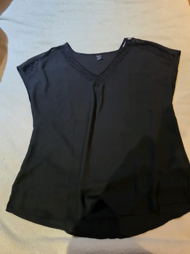Blusa negra con encaje para mujer - 1