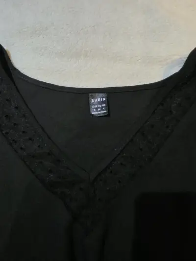 Blusa negra con encaje para mujer - miniatura 2