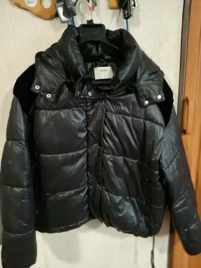 Chaqueta acolchada negra con capucha Sybilla - miniatura 3
