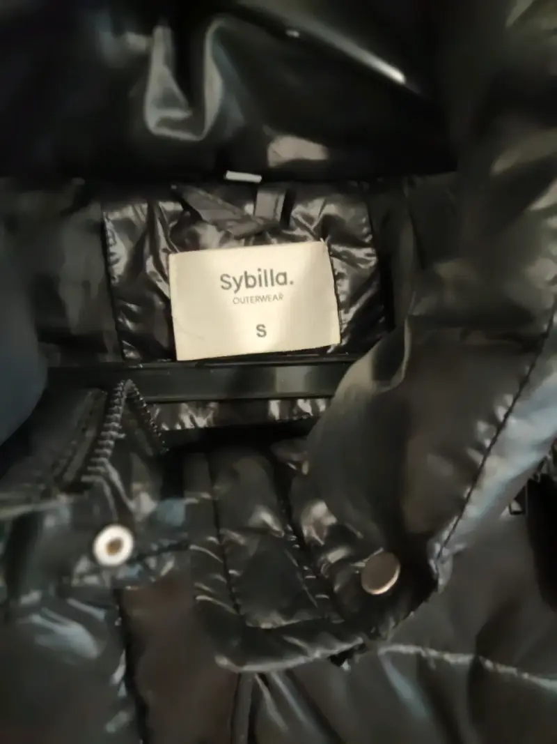 Chaqueta acolchada negra con capucha Sybilla - 4