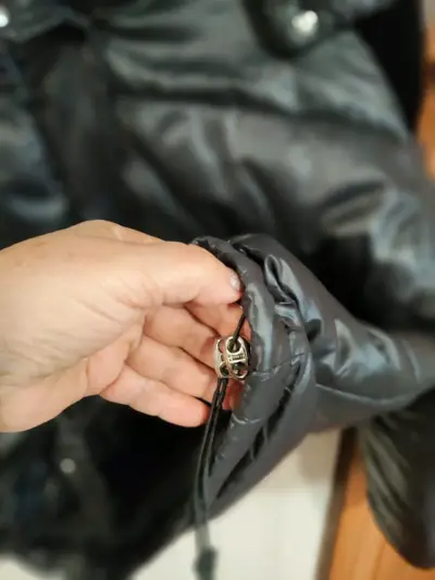Chaqueta acolchada negra con capucha Sybilla - miniatura 6