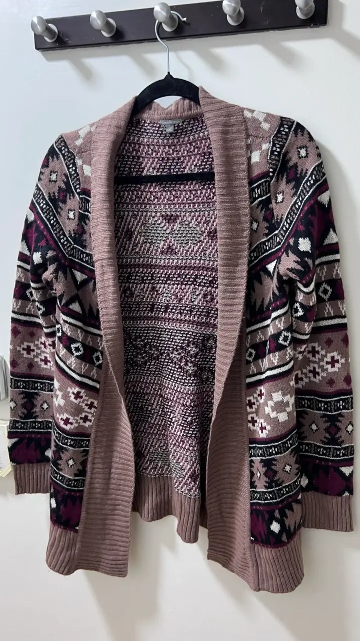 Cardigan tejido Charlotte Russe con diseño étnico - 1