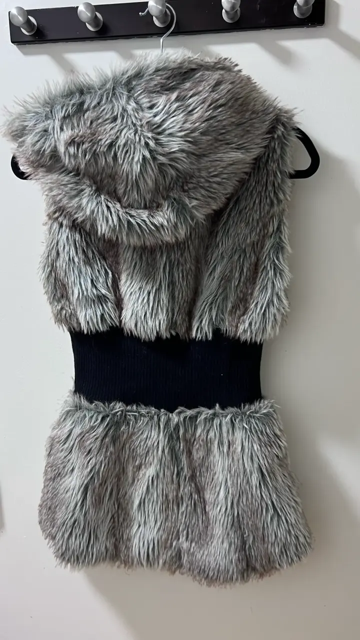 Chaleco de piel sintética gris con capucha - 2