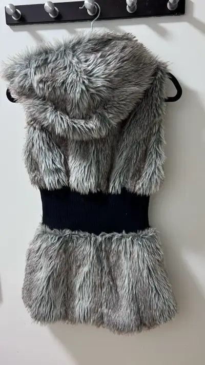 Chaleco de piel sintética gris con capucha - miniatura 2