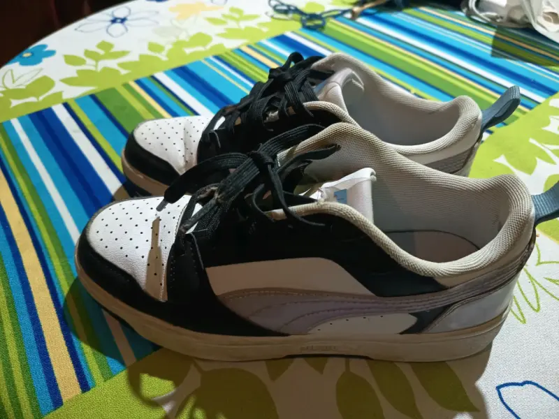 Zapatillas deportivas blancas y negras unisex