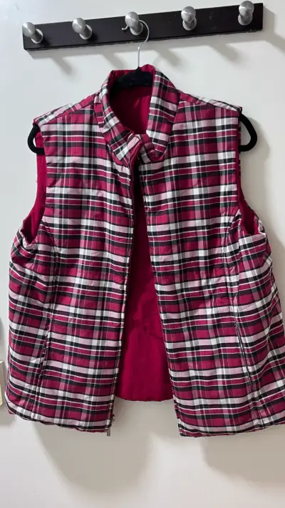 Chaleco reversible rojo y a cuadros Karen Scott - miniatura 3