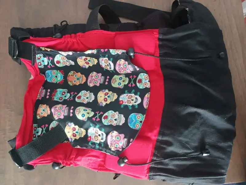 Mochila ergonómica para bebé con diseño de calaveras