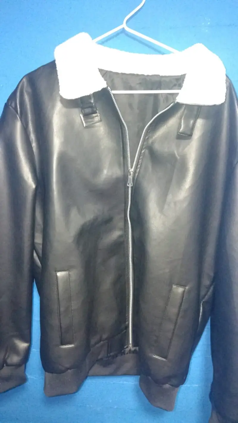 Chaqueta de cuero sintético con cuello de lana