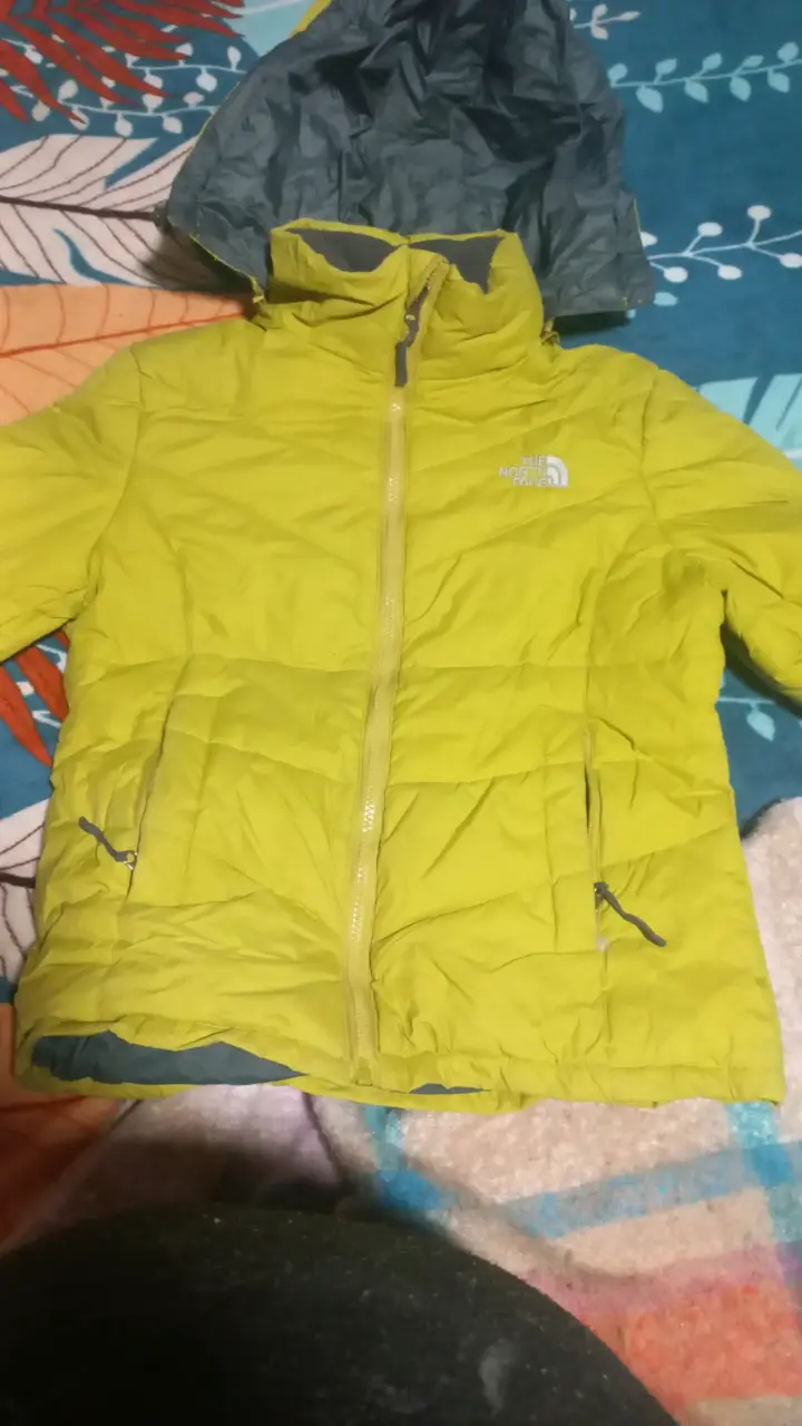 Chaqueta The North Face amarilla para invierno