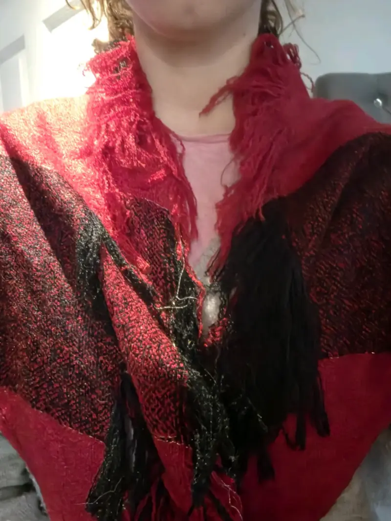 Chal cuadrillé rojo y negro con flecos - 3