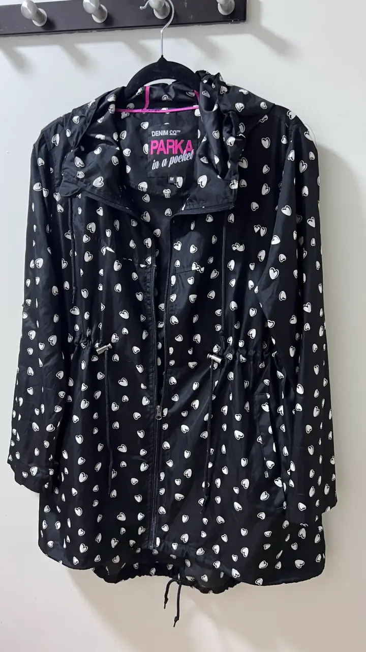 Parka negra con estampado de corazones para mujer - 1