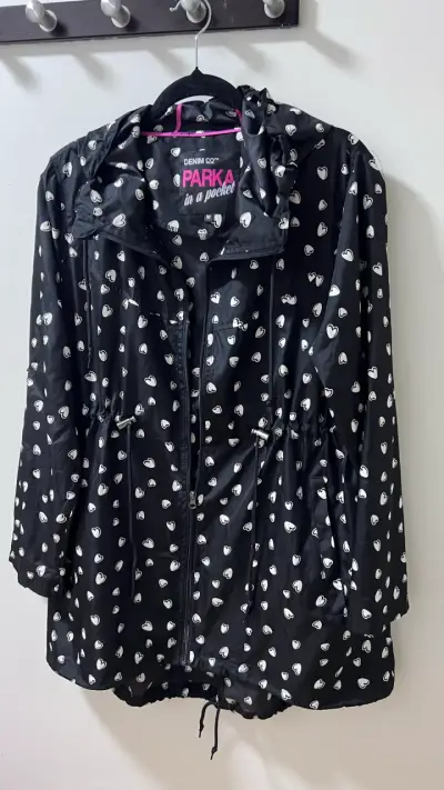 Parka negra con estampado de corazones para mujer - miniatura 1