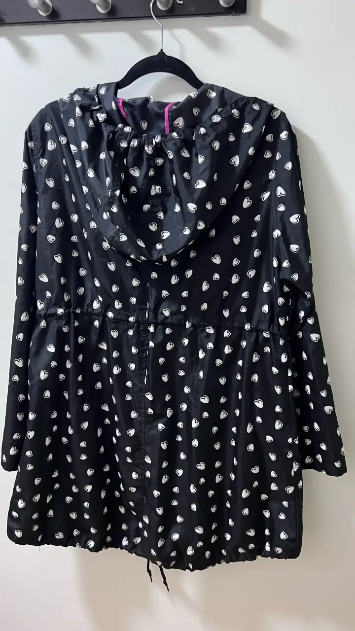 Parka negra con estampado de corazones para mujer - 2