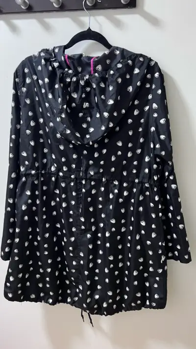 Parka negra con estampado de corazones para mujer - miniatura 2