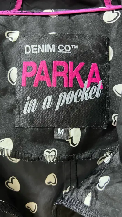 Parka negra con estampado de corazones para mujer - miniatura 3