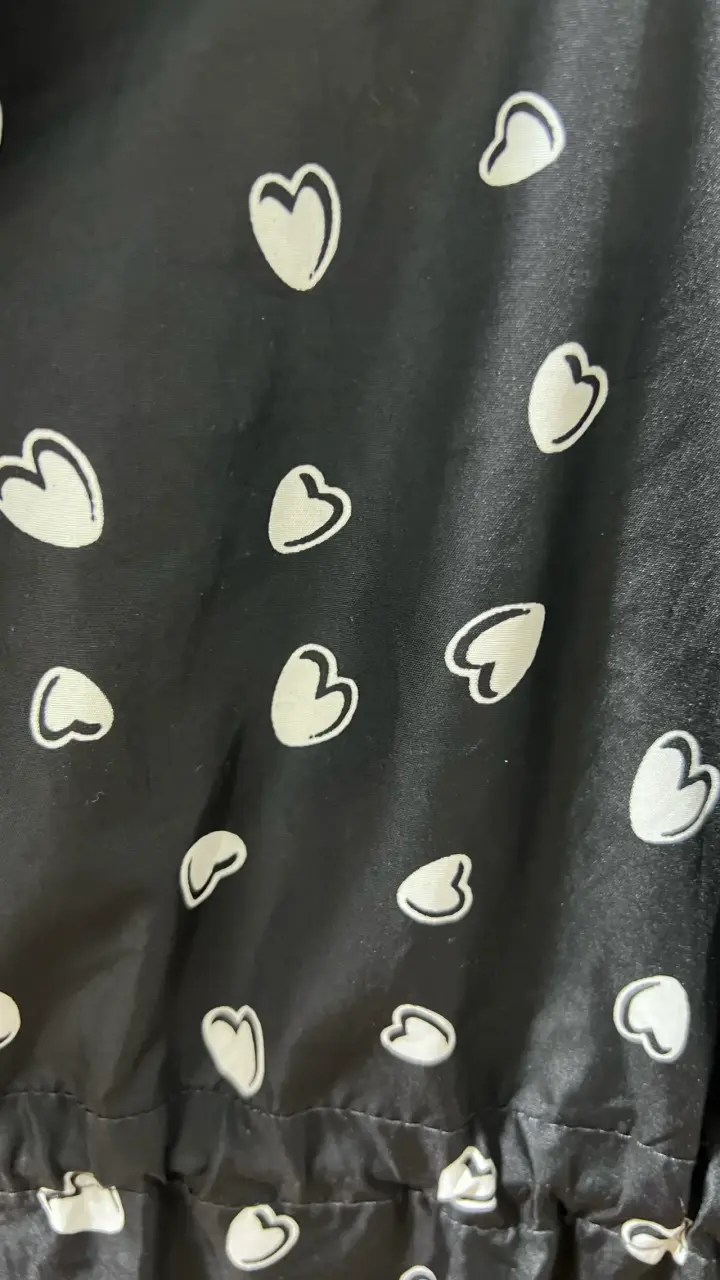 Parka negra con estampado de corazones para mujer - 4